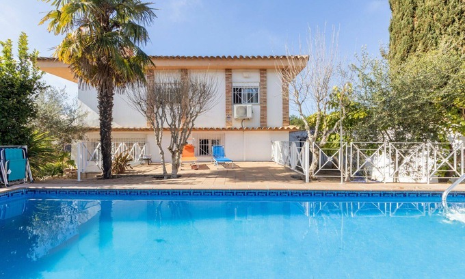 Tamarit House | Stunning private villa for 9 people with WIFI, private pool, A/C, TV, balcony and pets allowed