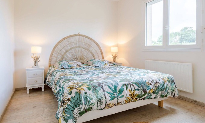 Hiesville House | Stunning private villa for 6 people with WIFI, TV, pets allowed and parking