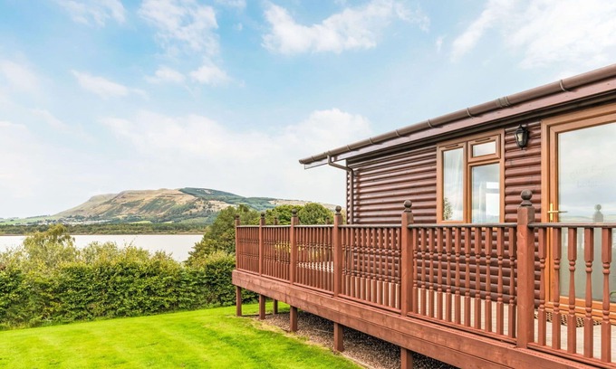 Kinross House | Stunning private villa for 4 guests with WIFI, TV, balcony and pets allowed