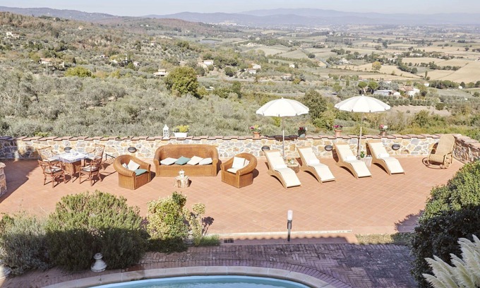 Lucignano House | Stunning private villa for 26 people with hot tub, WIFI, private pool, A/C, TV, terrace and park.