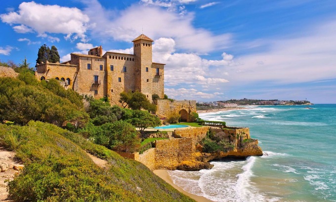 El Castell de Montornes House | Stunning private villa for 6 people with A/C, WIFI, private pool, TV and patio