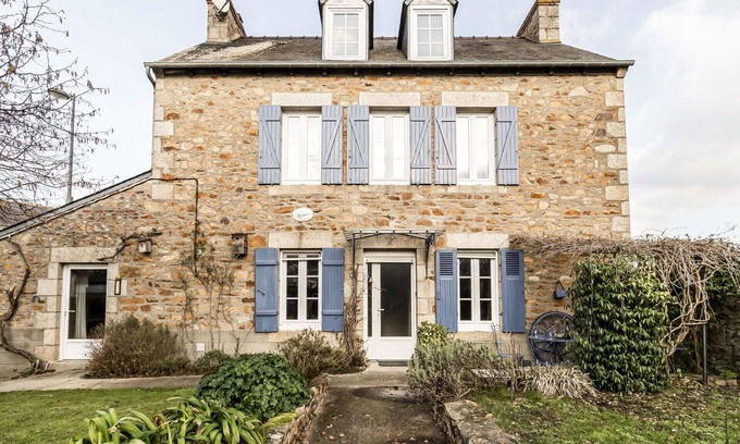Yffiniac House | Stunning private villa for 8 people with WIFI, TV, pets allowed and parking