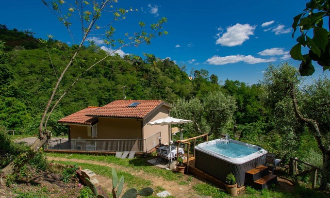 Macchino House | Stunning private villa with private pool, WIFI, hot tub, TV, patio, pets allowed and parking