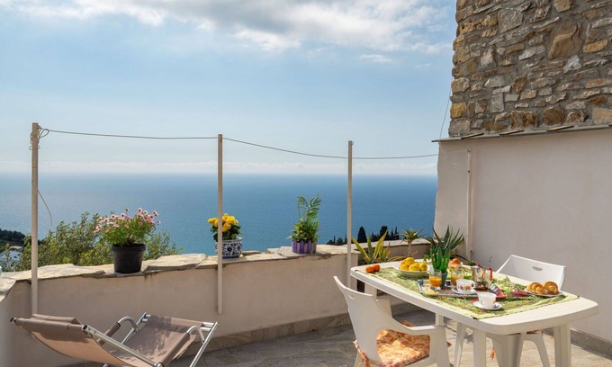 Cipressa House | Stunning private villa for 4 people with WIFI, A/C, TV, terrace and parking
