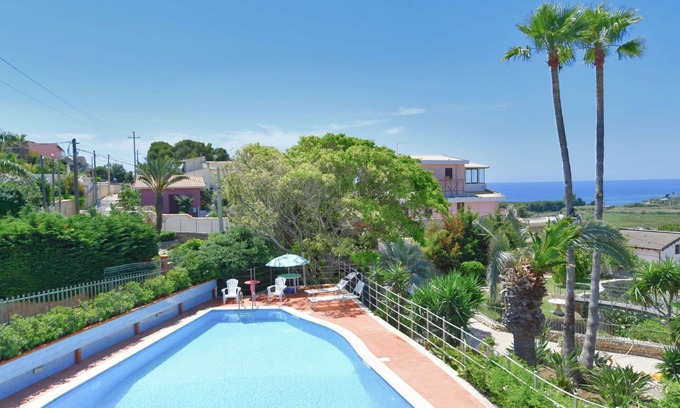 Syracuse Villa | Stunning private villa for 8 people with private pool, WIFI, A/C, TV, patio and parking