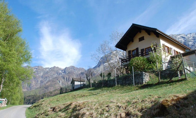 Camedo House | Stunning private villa for 4 guests with TV, patio, pets allowed and panoramic view