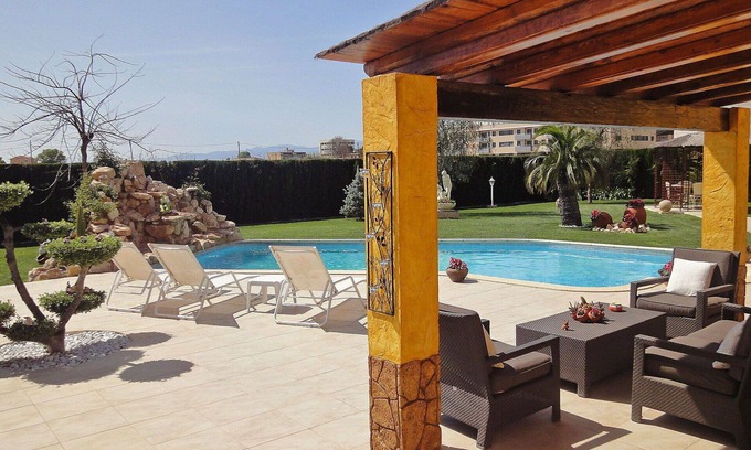 L'Aldea House | Stunning private villa with WIFI, private pool, hot tub, A/C, TV, patio and pets allowed