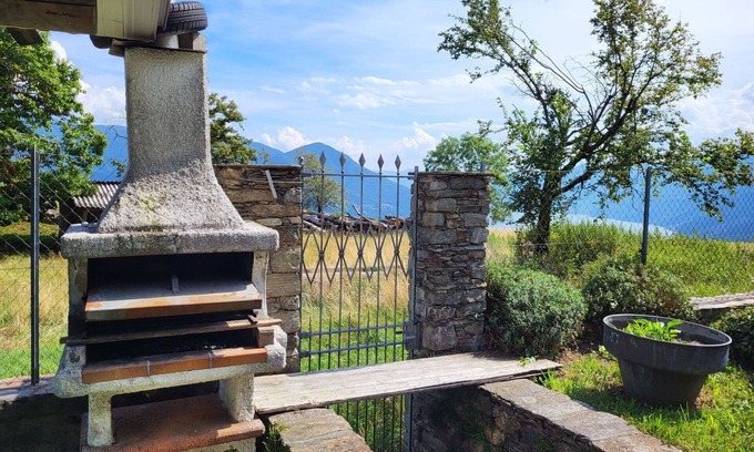 Ronco sopra Ascona House | Stunning private villa for 2 guests with WIFI, TV, patio, pets allowed and parking