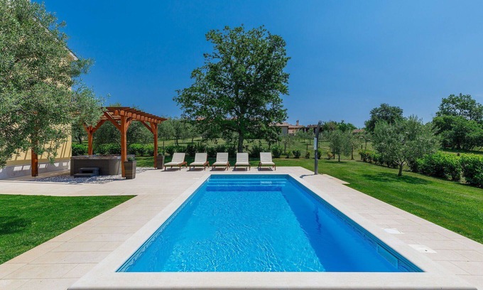 Vosteni Villa | Stunning private villa for 8 people with WIFI, hot tub, private pool, A/C, TV and patio