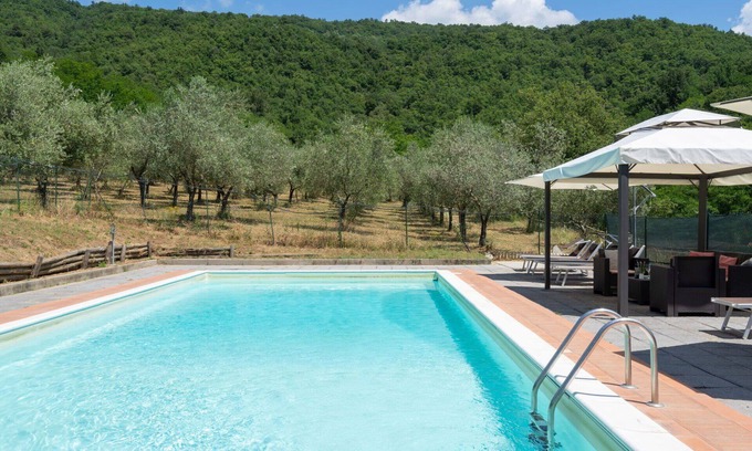 Londa Villa | Stunning private villa for 10 people with WIFI, private pool, TV, patio and pets allowed
