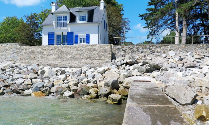 Morgat House | Stunning private villa for 4 guests with terrace, pets allowed and parking