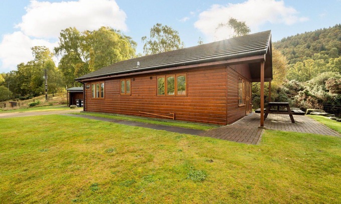 Glen Urquhart House | Stunning private villa for 4 guests with WIFI, TV and pets allowed