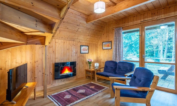 Cannich House | Stunning private villa for 4 guests with WIFI, TV, pets allowed and parking