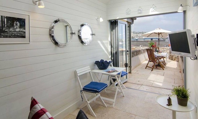 Shaldon House | Stunning private villa for 4 people with WIFI, TV, patio and parking