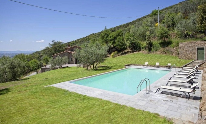 Cortona Villa | Stunning private villa for 11 people with WIFI, hot tub, A/C, private pool, sauna and TV