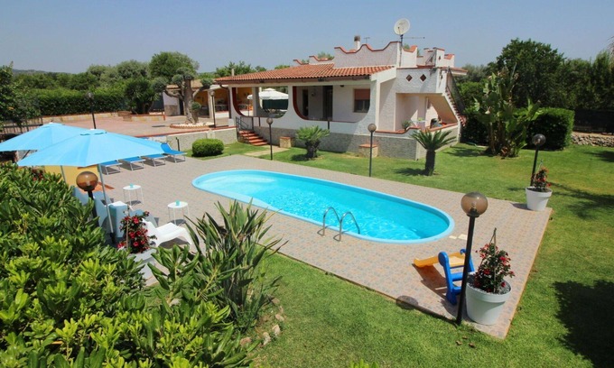 Syracuse Villa | Stunning private villa for 6 people with WIFI, A/C, private pool, TV, terrace and pets allowed