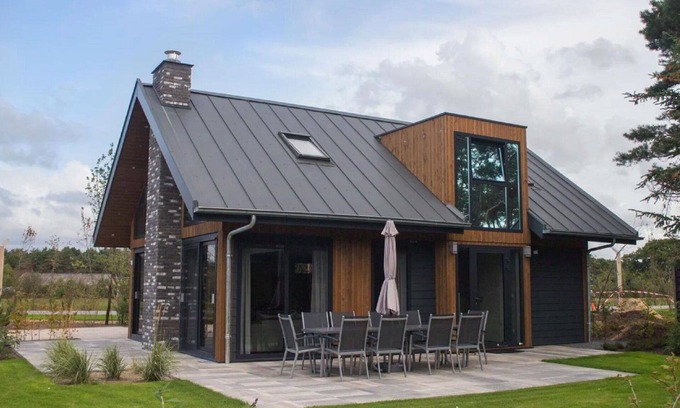 Biddinghuizen House | Stunning private villa for 8 guests with pool, WIFI, TV and terrace