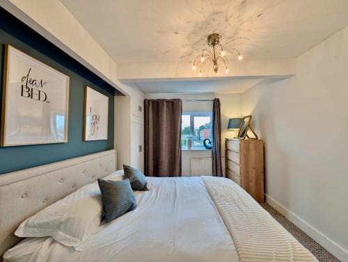 West Finchley Apartment | Stunning Property with Garden and Parking