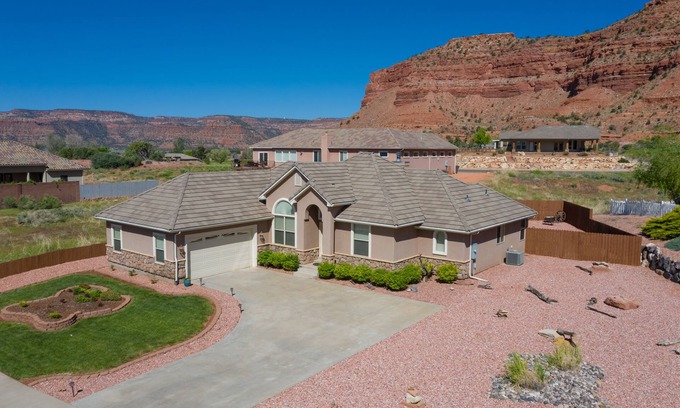 Kanab House | Stunning Red Rock Views with Cal King Bed
