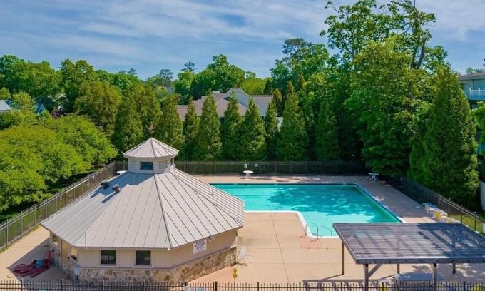 Rehoboth Beach House | Stunning Rehoboth Beach End Unit Townhouse Waterviews Pool Parking