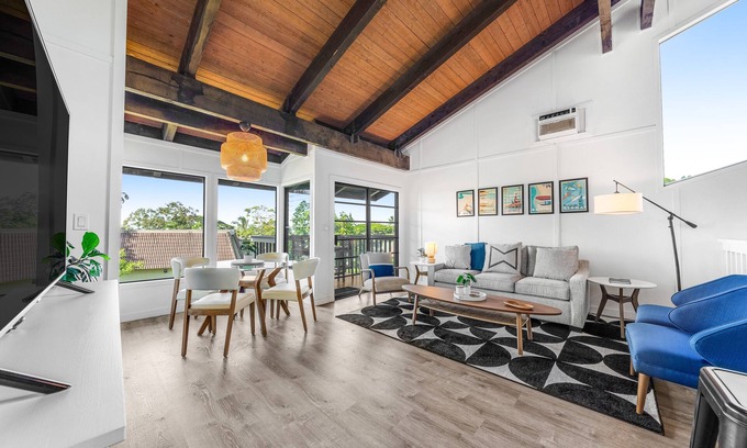 Princeville Condo | Stunning renovated condo with partial ocean view, onsite pool - walk to beach