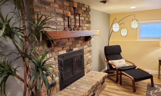 Sandy House | Stunning Retreat & Mountain Views from Hot Tub! Five min to base of ski canyons!