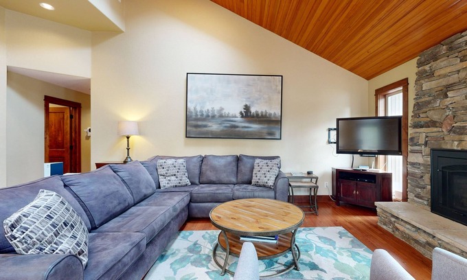 Deer Park House | Stunning Retreat with Huge Hot Tub & Deck | 10 SHARC Passes, 2 Master Suites