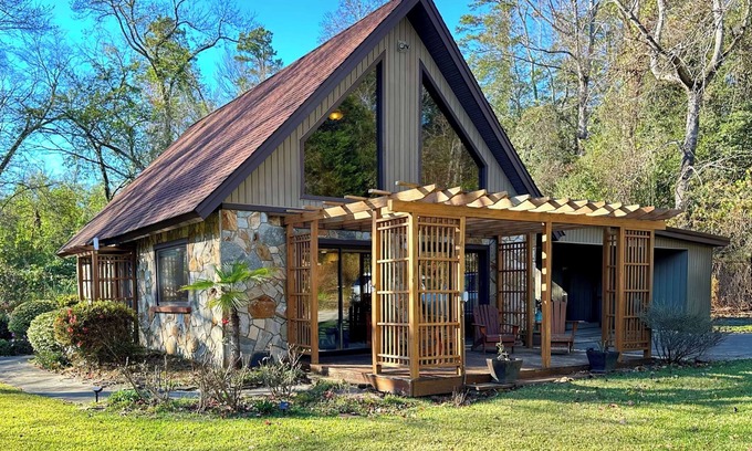 Tamassee Cottage | Stunning River-Side Cottage with Fire Pit!