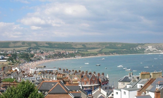 Swanage Apartment | Stunning sea view apartment with parking. Couples, families & beach 2-Min. walk.