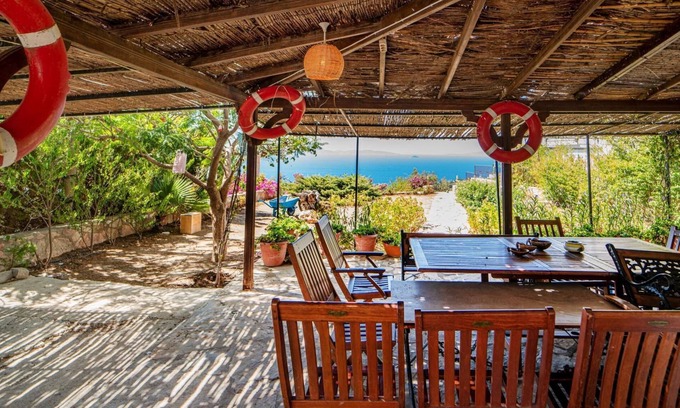 Dagbelen Villa | Stunning Sea View Villa w Garden, 5 min to Beach