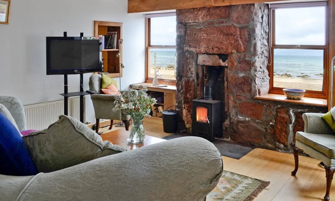 Fraserburgh Cottage | Stunning Sea Views . Pets welcome. Woodburner