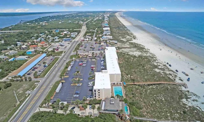 Crescent Beach Apartment | Stunning Seaside Studio Condo With King Bed & Heated Pool, Steps To Beach!