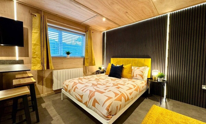 Westbourne Apartment | Stunning Secret Studio - Beach Retreat - Sleeps 4