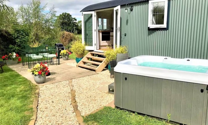Nantwich Cabin | STUNNING SHEPHERDS HUT WITH HOT TUB IN BEAUTIFUL RURAL CHESHIRE, NEAR NANTWICH