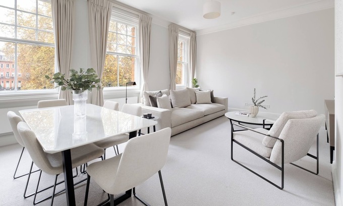 Brompton & Hans Town Apartment | Stunning single-level Knightsbridge - Cadogan Square flat w/lift & garden access