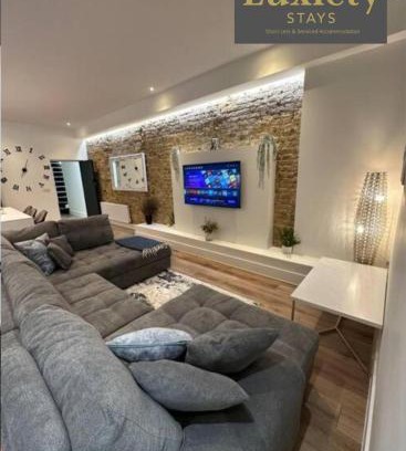 Westcliff-on-Sea Apartment | Stunning & Sleek 2BR Excellent Location Nr Cliffs Pavillion by Luxiety Stays