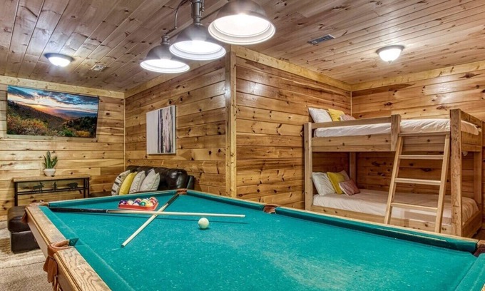 Pigeon Forge House | Stunning Smoky Mountain Cabin Retreat