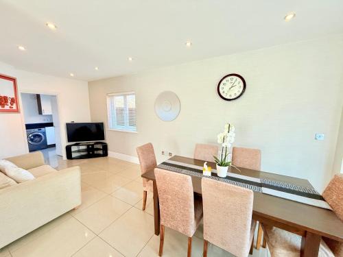 Staple Hill House | Stunning Spacious House with Karaoke & Ping Pong!