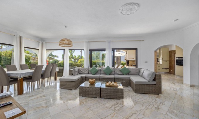 Albufeira Villa | Stunning Spacious Villa with beautiful sea views