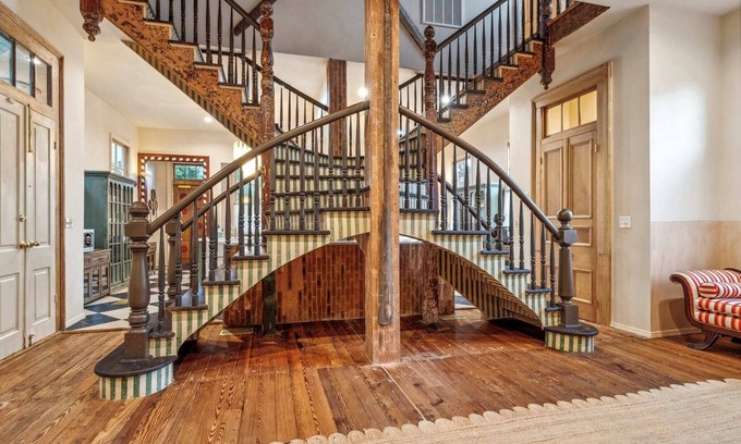 Faubourg Lafayette Villa | Stunning Storybook Villa w Pool & HotTub 6bd|6.5ba