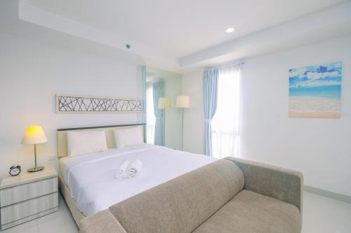 Cikarang Apartment | Stunning Studio Azalea Suites Apartment By Travelio