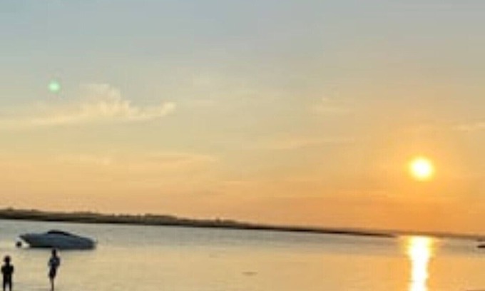 Brightlingsea Apartment | Stunning Studio House with Panoramic Sea View