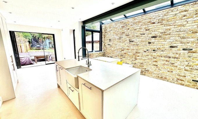 Woolwich Common House | Stunning sunny, leafy, family mid terrace that's 20mins into central London