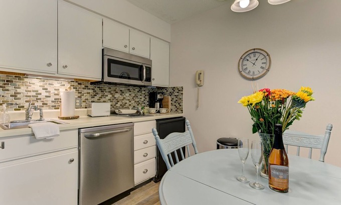 Acme Condo | ποΈ Stunning Sunset Bay Views @ The Shores | Traverse Bay Views | Moments to the Beach