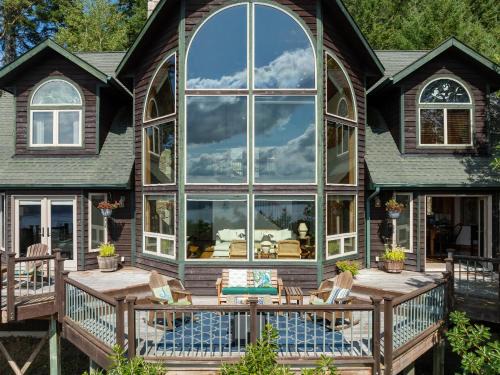 Eastsound House | Stunning Sunsets, Luxe Lodging, Sauna And Spa