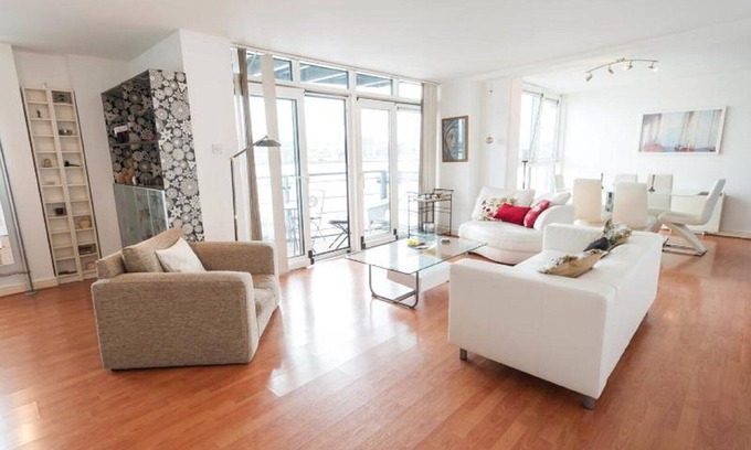 North Woolwich Apartment | Stunning Thames Riverfront View Apartment Nearby Canary Wharf!