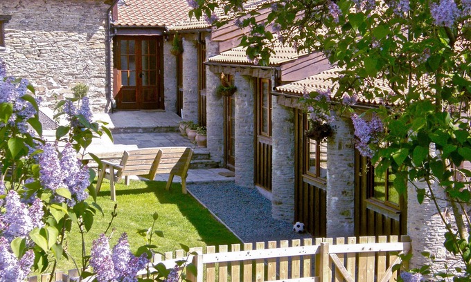 Barnstaple Cottage | Stunning Three Bedroom Barn Conversion Sleeps 6, takes pets. Near beaches and Exmoor.