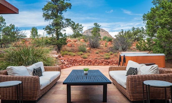 West Sedona House | STUNNING THUNDER MOUNTAIN VIEWS* - LUXURY SPA, MODERN STYLE IN WEST SEDONA -