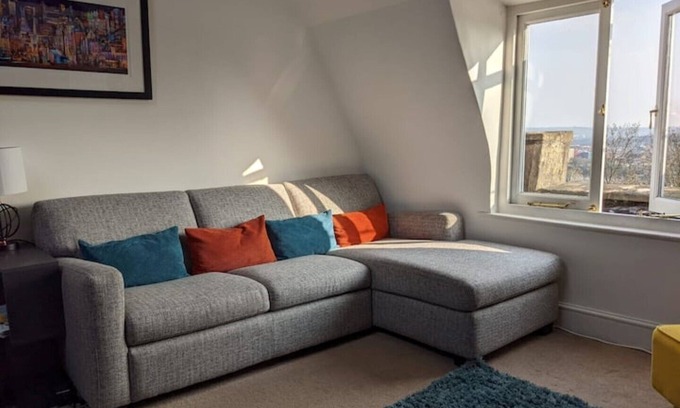 Clifton Apartment | Stunning Top Floor Flat in Clifton Crescent