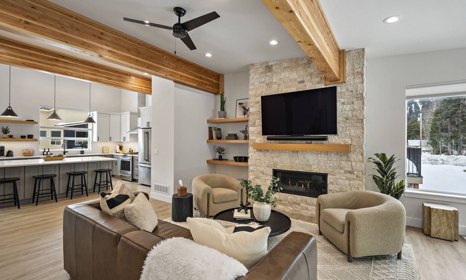 Girdwood House | Stunning townhome in Girdwood w/game room and sauna!